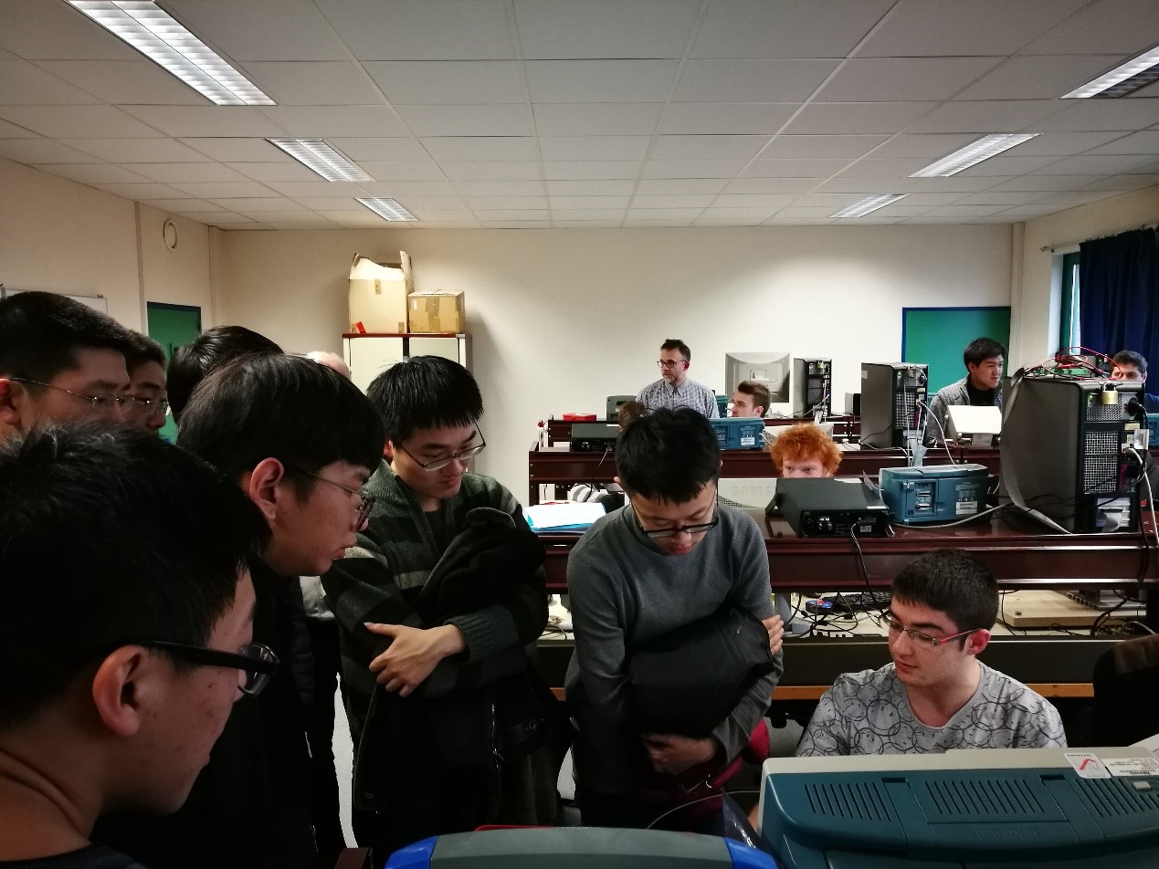 图20 观摩IG2I员工的电学实验