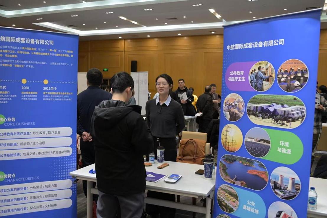 图片包含 游戏机, 站, 桌子, 男人 AI 生成的内容可能不正确。