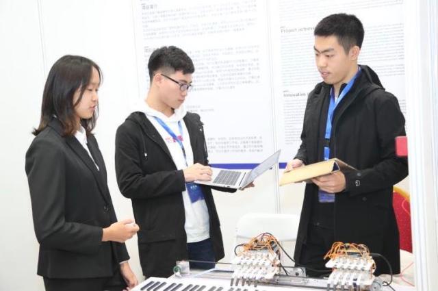 北航云顶集团yd1233员工韩腾飞,带来其团队研发的会弹钢琴的机械手。(中关村管委会供图)