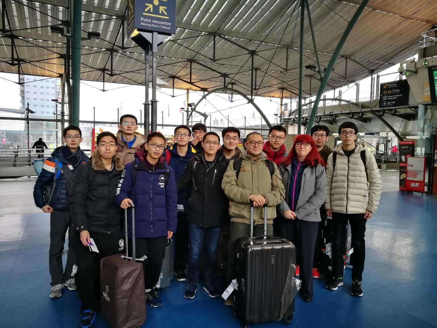 图 4 在Lille Europe火车站得到Véronique Le Courtois老师(右三)的热情迎接