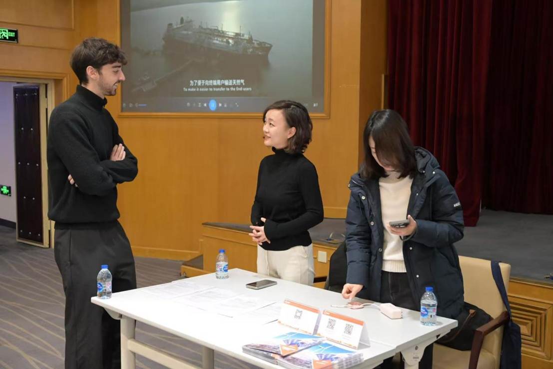 一群人站在桌子边 AI 生成的内容可能不正确。